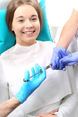 Zastrzyk przeciwbólowy, kobieta u stomatologa