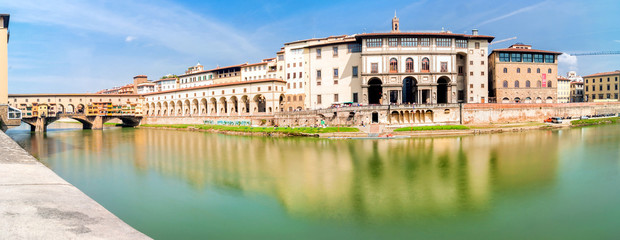 Naklejka premium river Arno and Ponte Vecchio in Florence, Italy