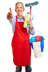 Hausmann beim Frühjahrsputz hält Daumen hoch