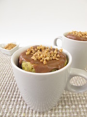 Mug Cake mit Schokoladenguss und Mandelkrokant
