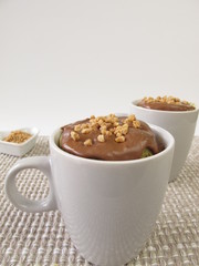 Mug Cake mit Schokoladenguss und Mandelkrokant