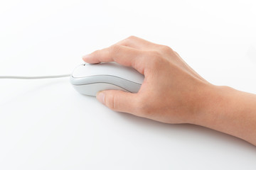 マウスを操作する手