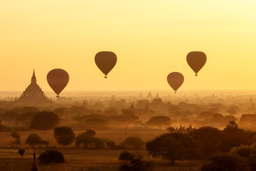 Fototapeta premium air balloons over Buddhist temples at sunrise. Bagan, Myanmar.