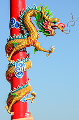 Fototapeta na wymiar Chinese style dragon statue on the rooftop of temple