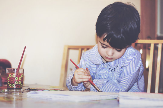 ni&ntilde;o pintando