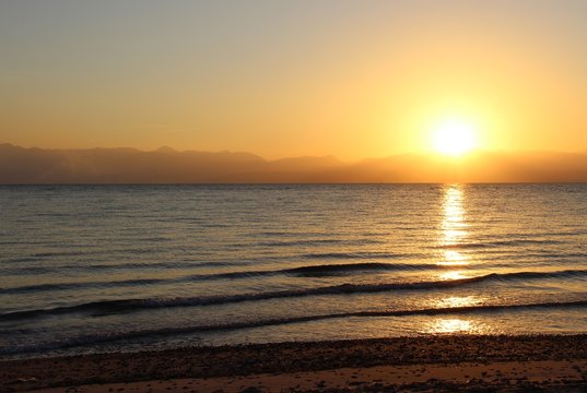 Восход солнца из-за гор у Красного моря