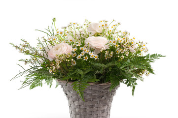 fiori di campagna nel cestino