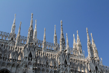 Duomo di Milano; serie di guglie con santi