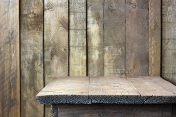 Fototapeta na wymiar пустой деревянный стол на фоне стены из досок