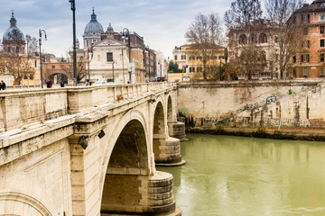 Obraz premium Most nad Tybrem w centrum Rzymu
