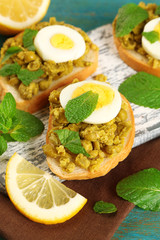 Sandwiches with green peas paste and boiled egg