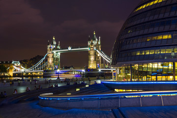 Fototapeta na wymiar Tower Bridge bei Nacht, London