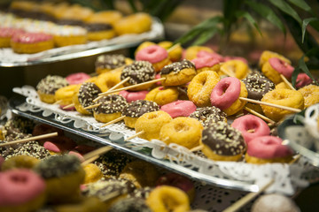 Donuts und Quarkbällchen auf Buffet