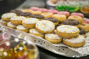Donuts und Quarkbällchen auf Buffet