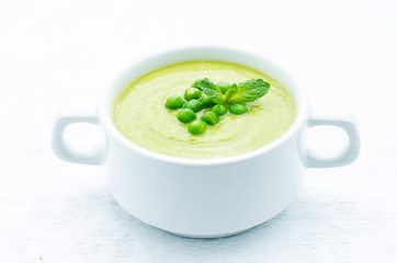 soup puree of green peas