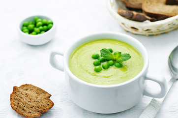 soup puree of green peas