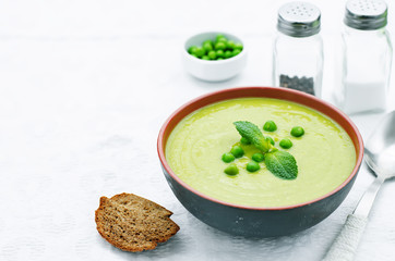soup puree of green peas