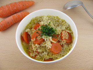 Vegetarischer Eintopf mit Möhren und Nudeln