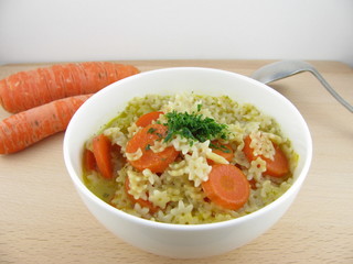 Vegetarischer Eintopf mit Möhren und Nudeln