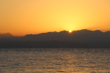 Красивый восход солнца в горах Иордании у Красного моря