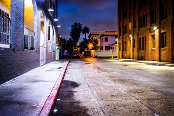 Zelfklevend Fotobehang A dark street at night, in Venice Beach, Los Angeles, California © jonbilous