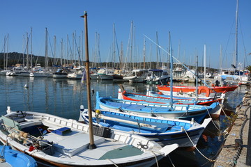 Obraz premium Le port de Porquerolles et ses pointus