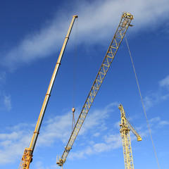 Morceaux de grue dans le ciel