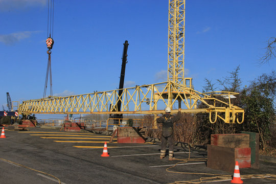 Pose au sol de la fl&egrave;che d'une grue apr&egrave;s d&eacute;montage