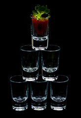 Piramida z kieliszków