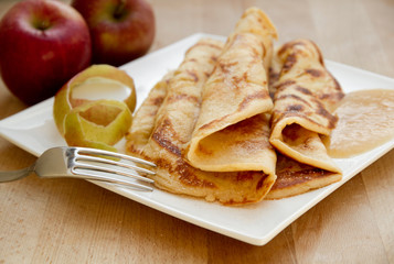 Apfelpfannkuchen mit Zimt und Zucker