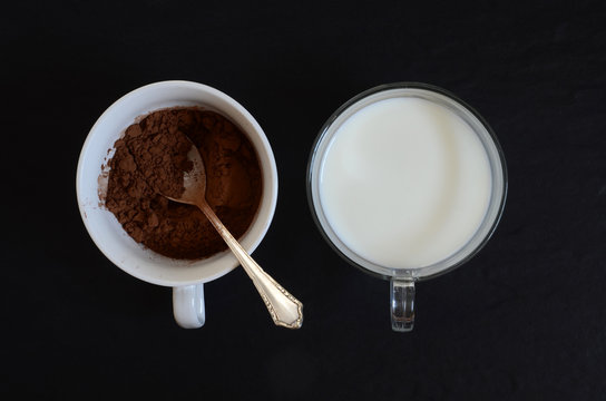 Cacao powder and milk in two cups