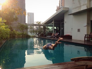 прыжок в бассейн