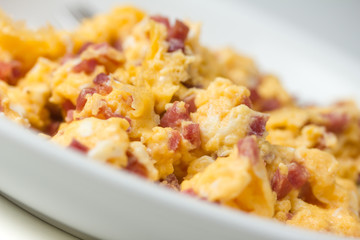 scrambled eggs with bacon
