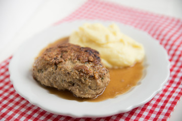 Frikadelle mit Kartoffelpüree