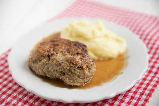 Frikadelle mit Kartoffelp&uuml;ree