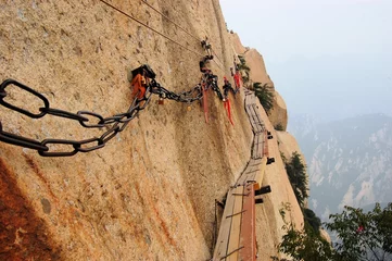 Gardinen Dangerous walkway at top of holy Mount Hua Shan, China © flocu