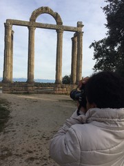 fotografiando ruinas romanas en un pueblo de caceres