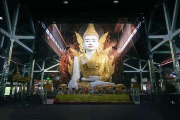 Fototapeta premium Buddha in Ngahtatkyi Pagoda Temple, Yangon