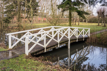Fototapeta na wymiar Hochdorfer Garten Brücke im Winter