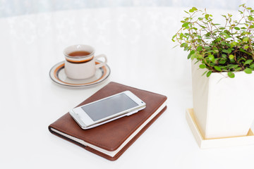 温かい飲み物とスマートフォン