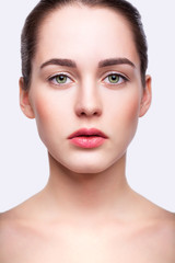 Obraz premium Young beautiful woman with day makeup and green pistachio colou