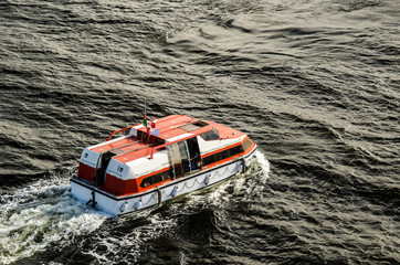 rotes Rettungsboot auf dem Meer