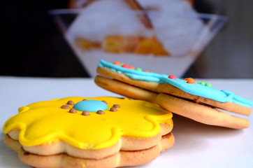 Печенье в форме бабочки и цветка в глазури 