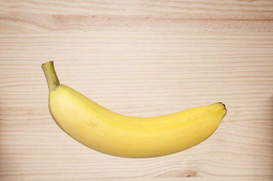 Pl&aacute;tano levitando