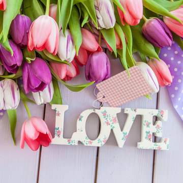 Bunte Tulpen auf Lila