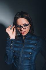 суксуальная девушка в очках