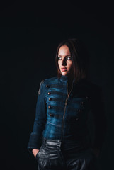 девушка в темноте