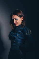 удивленная девушка