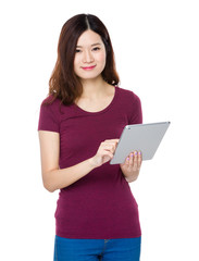Naklejka premium Woman use of tablet