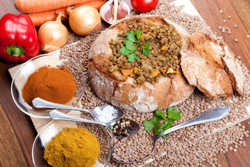 Linsensuppe in Brot mit Curry, Gemüse, Petersilie